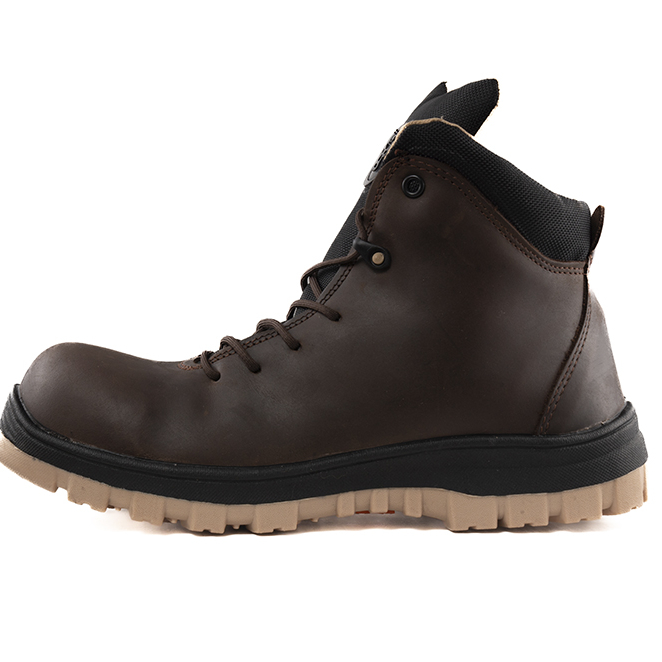 Bota de seguridad en cuero con puntera composite y plantilla anti-perforación.